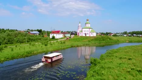 Luftaufnahme-Susdal,-Russland.-Kamenka-Fluss-und-Elias-Church