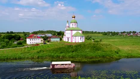 Reisen-Sie-mit-dem-Boot-auf-dem-Fluss-Kamenka-in-Susdal,-Russland