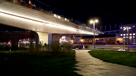 Schwimmende-Brücke-von-Zarjadje-Park-(nachts)-am-Moskvoretskaya-Ufer-des-Moskwa-Flusses-in-Moskau,-Russland.-Der-Park-wurde-am-9.-September-2017-eröffnet.