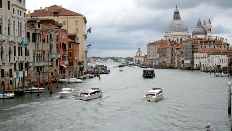 La-vista-del-famoso-Gran-Canal-de-Venecia-y-en-el-fondo-de-Catedral-de-Santa-Maria-della-Salute