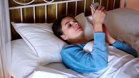 Frau-im-Bett-Surfen-auf-Smartphone-in-der-Nacht