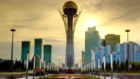 Bayterek-Turm-in-Astana-Hauptstadt-von-Kasachstan-auf-schönen-Sonnenuntergang-timelapse