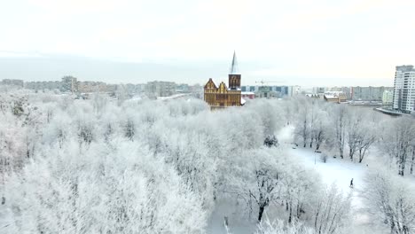 Aerial:-The-Cathedral-in-the-snow-capped-city-of-Kaliningrad,-Russia