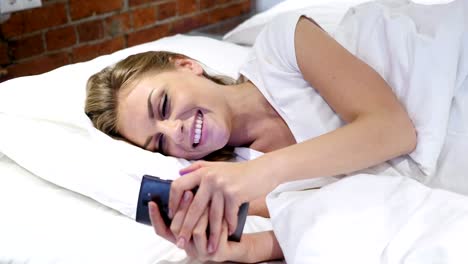 Frau-im-Bett-Surfen-auf-Smartphone-in-der-Nacht