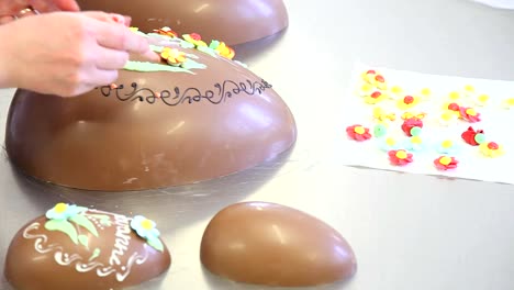 chef-de-pastelería-de-la-manos-de-Pascua-huevos-de-chocolate-decorar