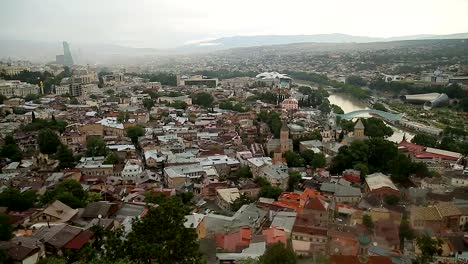 Luftaufnahme-von-engen-Gassen-und-nahe-gelegenen-Häuser-in-gemütlichen-Tbilisi-Stadt