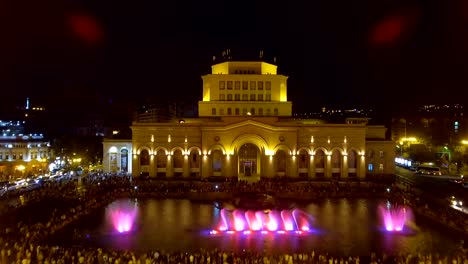 Turistas-admirando-la-hermosa-luz-rendimiento-de-fuentes-musicales-en-Ereván