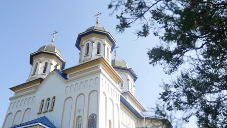 sehr-schön-die-orthodoxe-Kirche-am-Himmelshintergrund