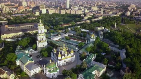 Vista-aérea-del-monasterio-de-Kiev-Pechersk-Lavra-ucraniano-ortodoxo