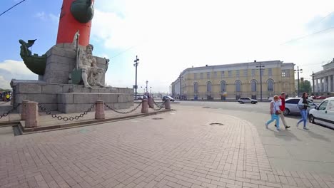 Hyperlapse-vom-Spieß-der-Wassiljewski-Insel-durch-die-Schlossbrücke.-Sankt-Petersburg,-Russland.-Timelapse-in-Bewegung.