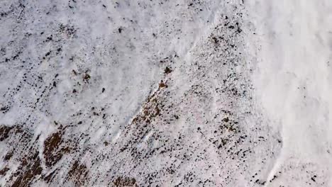 Sand-Strand.-Lager.-Draufsicht-auf-einen-schönen-Sandstrand-mit-den-blauen-Wellen-Rollen-in-der-Küste.-Meer-Hintergrund