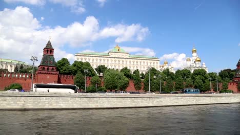 Río-de-Moskva-y-el-Kremlin-(día),-Moscú,-Rusia---la-vista-más-popular-de-Moscú.-Desde-un-barco-de-recreo-turístico