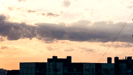 Dach-der-alten-Panel-Häuser-in-Großstadt-im-bewölkten-Himmel-bei-Sonnenuntergang