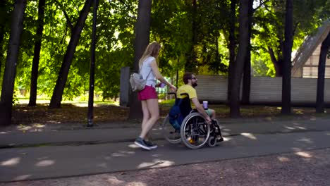 Jóvenes-desactivar-el-hombre-en-un-paseo-por-el-parque-con-su-esposa