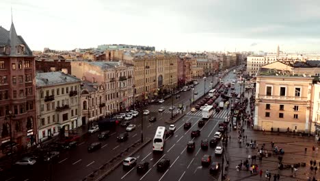 Gente-y-coches-que-se-mueven-a-lo-largo-de-la-perspectiva-de-San-Petersburgo-por-la-noche