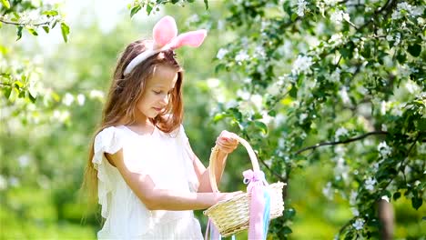 Adorable-niña-en-jardín-floreciente-de-apple-día-de-hermosa-primavera