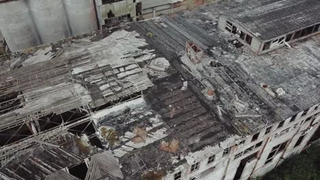 Ruinas-de-una-fábrica-industrial-fuertemente-contaminada.