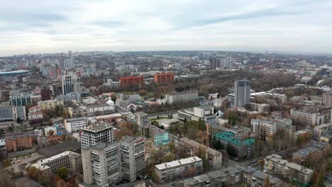 Luftbild-vom-Dröhnen-der-Mittelteil-in-Stadt.