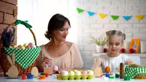 Pintar-huevos-de-Pascua-con-tinte-colorido-preparación-para-fiesta-de-madre-e-hija