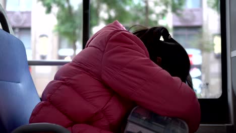 Hijo-de-pérdida-de-audición-durmiendo-en-el-asiento.-En-el-autobús-de-agitación.