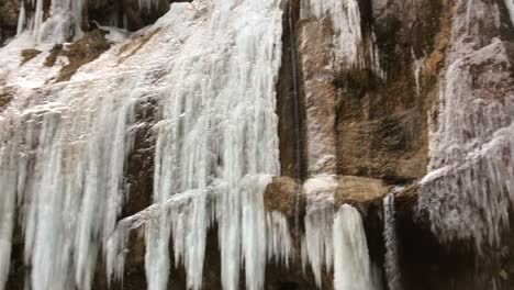 Gefrorener-Wasserfall-mit-großen-schönen-Eiszapfen-von-den-Felsen-hängen.