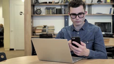 Kreative-Menschen-in-Gläsern-mit-Handy-und-Laptop-für-die-Arbeit