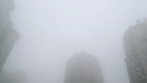 Escena-Foggy-del-сityscape.-Niebla-en-la-calle-de-la-ciudad.