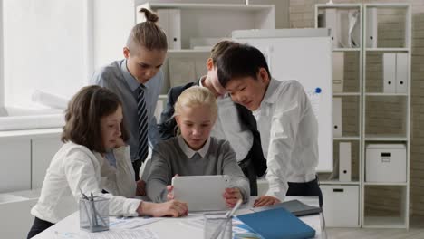 Schoolchildren-Using-Tablet