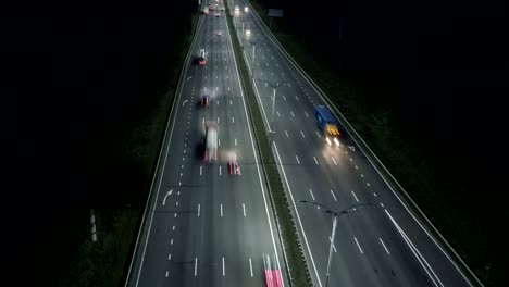 Hiperlapso-aéreo-del-tráfico-en-la-carretera-de-la-autopista.-UHD-4K