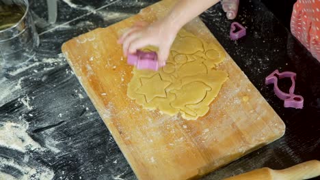 Niña-cortando-galletas-de-Pascua-en-una-masa