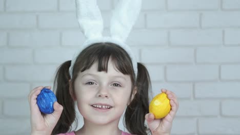 Niño-encantador-en-vacaciones-de-Pascua.