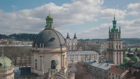 Ciudad-aérea-de-Lviv,-Ucrania.-Ciudad-Europea.-Zonas-populares-de-la-ciudad.-Dominicana