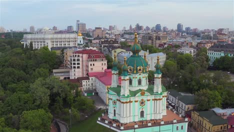 Vista-aérea-de-la-iglesia-de-San-Andrés,-centro-histórico,-Distrito-de-Podolsky,-Kiev,-Ucrania