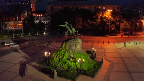 Vuelo-nocturno-alrededor-del-monumento-a-Bogdan-Khmelnitsky-en-Kiev