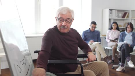 Professor-mit-Whiteboard-und-Marker-in-der-Klasse