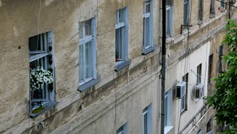 Ventanas-en-una-fila-en-la-pared-de-una-antigua-casa-Shabby-en-la-ciudad-de-Odessa-en-Ucrania.