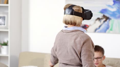 Ältere-Frau-mit-Spaß-mit-VR-Brille