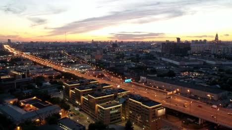 Luftblick-auf-die-Häuser-und-Straßen-der-Metropole