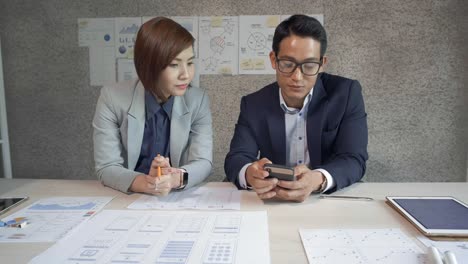 Businesspeople-Sitting-at-Desktop