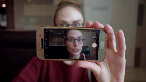 Junge-Blogger-Aufnahme-Video-auf-Smartphone