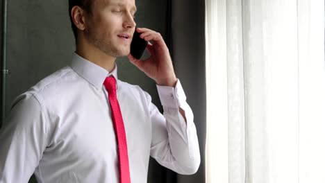 smart-caucasian-Geschäftsmann-konzentrieren-Fokus-diskutieren-Hand-halten-Smartphone-Büro-Hintergrund