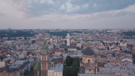 Ciudad-aérea-de-Lviv,-Ucrania.-Ciudad-Europea.-Zonas-populares-de-la-ciudad.-Ayuntamiento