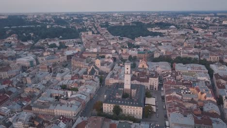 Ciudad-aérea-de-Lviv,-Ucrania.-Ciudad-Europea.-Zonas-populares-de-la-ciudad.-Ayuntamiento