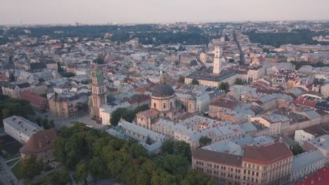 Ciudad-aérea-de-Lviv,-Ucrania.-Ciudad-Europea.-Zonas-populares-de-la-ciudad.-Ayuntamiento