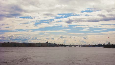 Vista-panorámica-de-la-fortaleza-de-Pedro-y-Pablo.-San-Petersburgo,-Rusia.-Barcos-en-el-río-Neva.