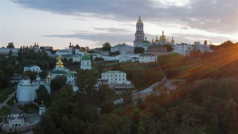 Kiev-Pechersk-Lavra-al-atardecer,-Kiev,-Ucrania