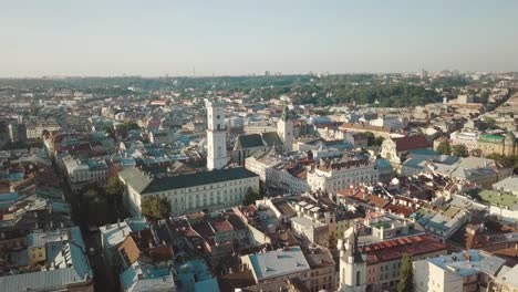 Ciudad-aérea-de-Lviv,-Ucrania.-Ciudad-Europea.-Zonas-populares-de-la-ciudad.-Ayuntamiento