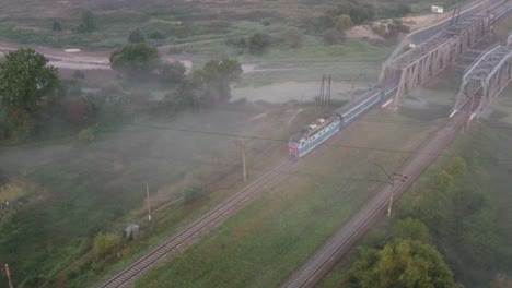 Puente-ferroviario-de-hierro-al-amanecer-en-la-niebla