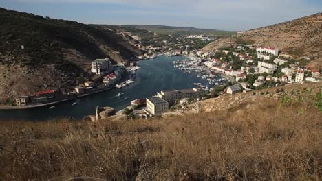 Panoramablick-auf-Balaclava-von-der-antiken-Festung-Chembalo.-Balaclava-Bay-mit-Yachten-an-strahlend-sonnigem-Tag.-Krim