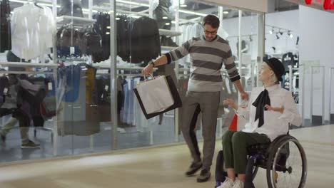 Mujer-Discapacitada-en-el-centro-comercial-con-su-novio